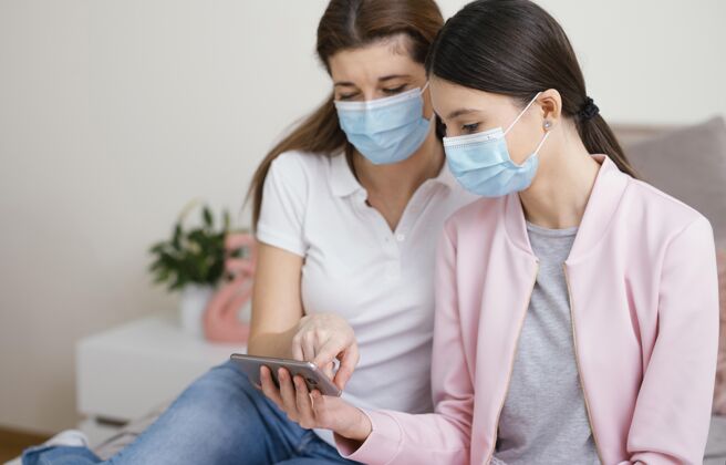 大流行呆在室内的妇女戴着医用口罩症状待在家里室内