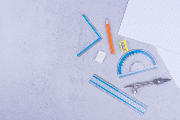 极简带纸和铅笔的办公室或学校工具笔记本尺子实用