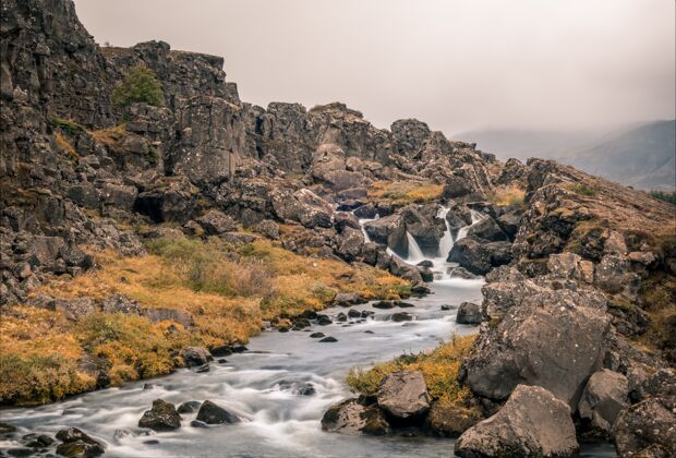 河流冰岛thingvellir国家公园捕获的流经岩石的河流风景苔藓平静