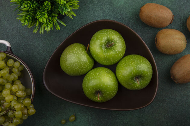 食物顶视图绿色的背景上 绿色的苹果和猕猴桃 绿色的葡萄碗绿色苹果碗