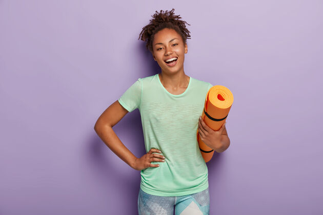 身体健身积极的非洲女人在家做健身操和锻炼 手持橙色卡雷马特运动装卷发T恤
