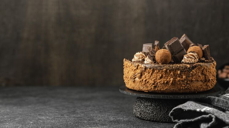 美食展台上美味巧克力蛋糕的正面图 带复印空间甜点营养蛋糕