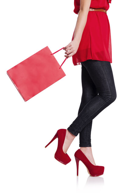 商业活动一个低矮的女人拿着她的红色购物袋礼品移动活动女性