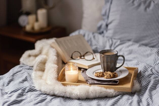现代一杯茶和饼干冬天活动生活方式