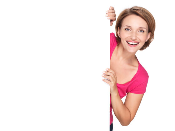 介绍快乐的微笑着的女人 在白色的墙上隔离着横幅广告板广告