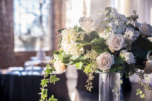 庆典特写镜头美丽的婚礼花束与华丽的白玫瑰女人新娘华丽
