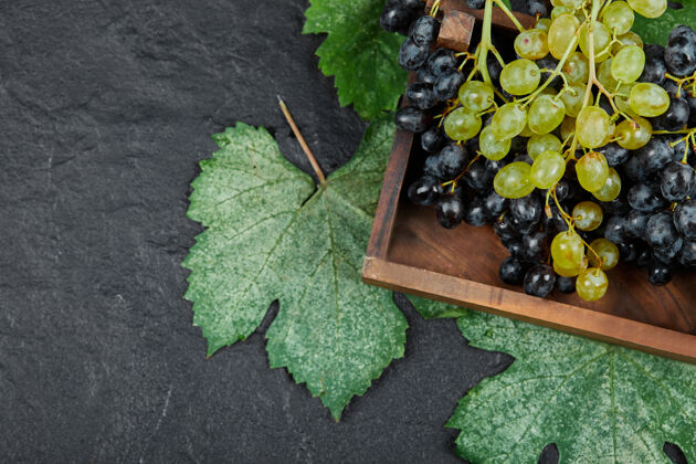 产品绿色和红色的葡萄放在木托盘里美味蔬菜新鲜