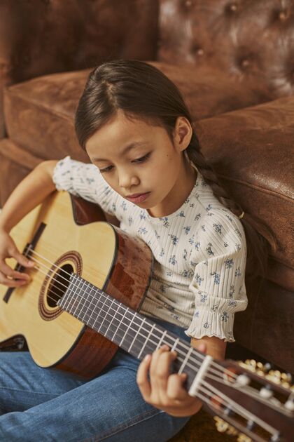 天才小女孩在家弹吉他艺术孩子音乐家