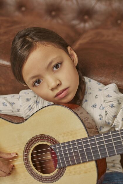 吉他手小女孩在家弹吉他孩子天才学习