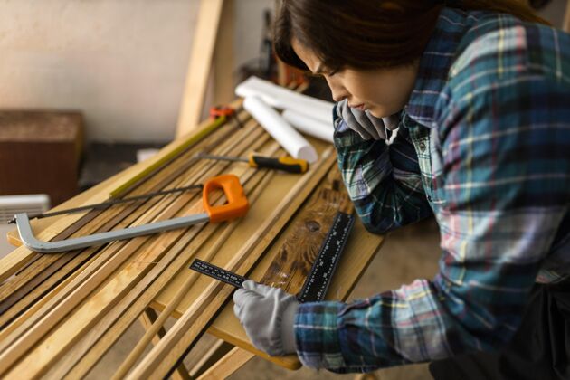事件车间里测量木头的女人节日妇女节专业