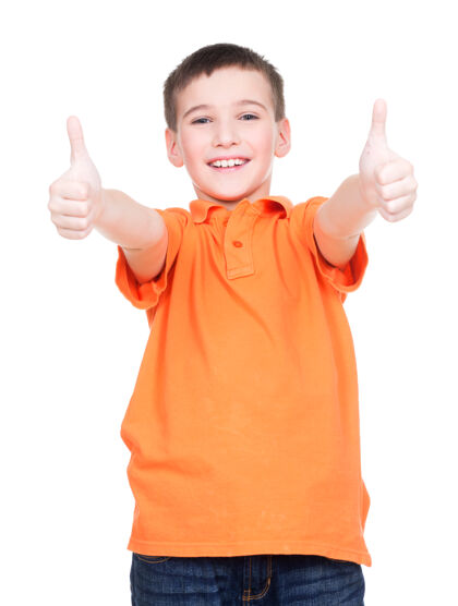 快乐快乐男孩竖起大拇指的肖像-白色上方的隔离站着年轻漂亮