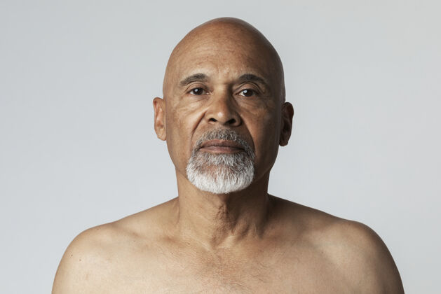 年龄一个半裸的非洲裔美国老人的画像悲伤退休身体