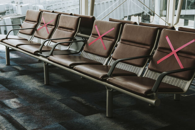 安全在covid-19期间 座位上标记有x 用于社交距离冠状病毒空间设计椅子