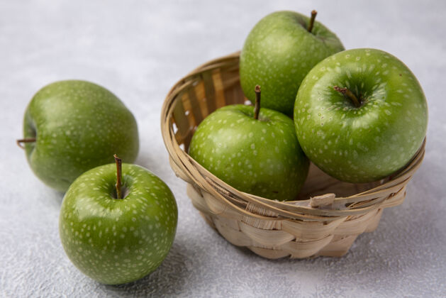 食物侧视图绿色苹果在一个篮子在一个白色的背景苹果水果壁板