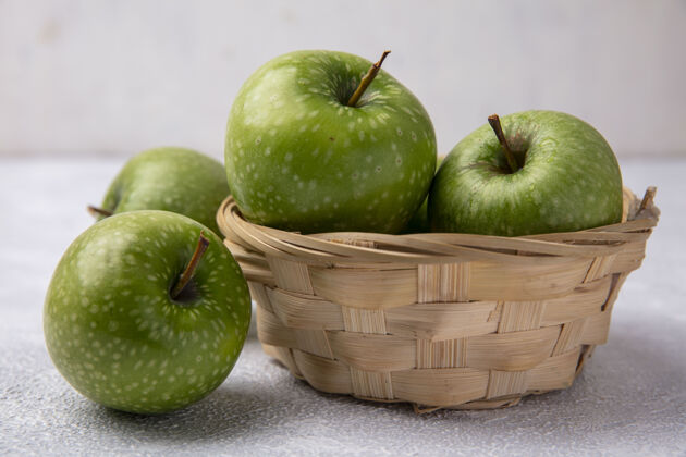 水果前视图绿色苹果在一个篮子在一个白色的背景新鲜苹果视野