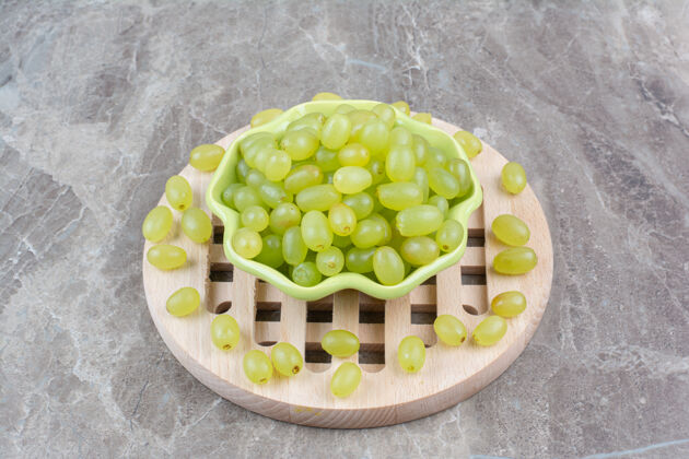 水果一碗青葡萄放在木片上自然新鲜碗