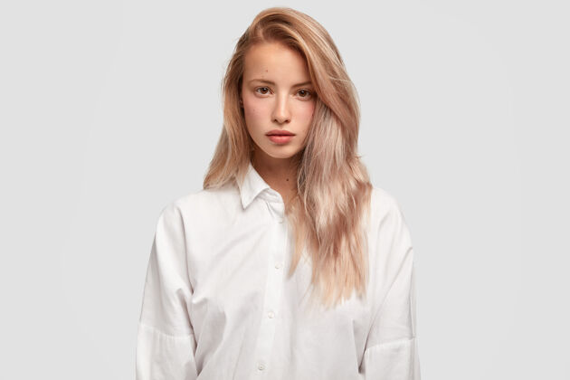 欧洲高腰拍摄严肃的白人女性与直豪华的头发模型在工作室头发开放纯洁