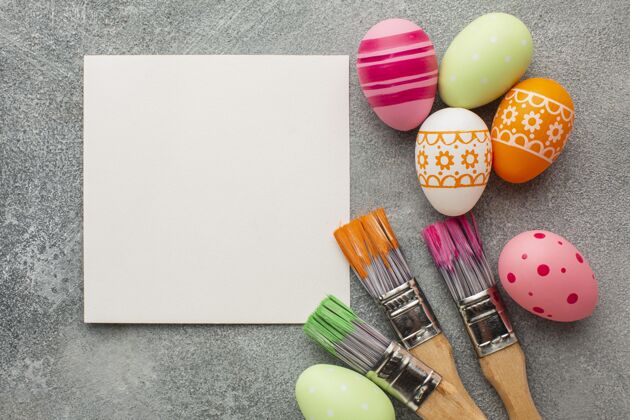 顶视图彩色复活节彩蛋的顶视图与画笔和纸纪念彩蛋节日