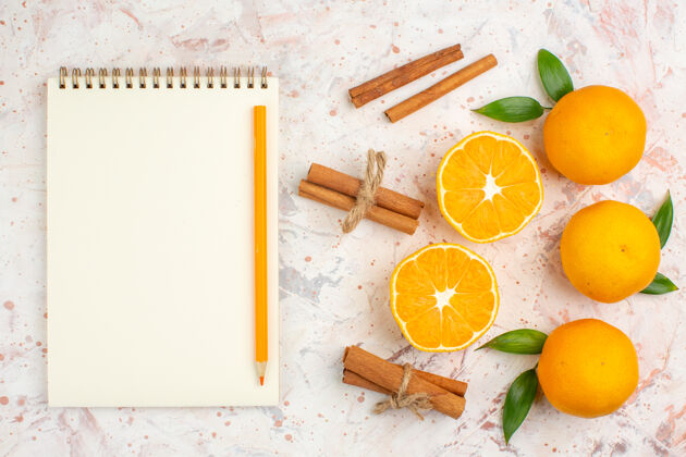 肉桂顶视图新鲜橘子肉桂贴在明亮的表面笔记本观点柑橘顶部
