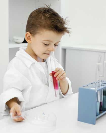 化学男孩科学家在实验室用试管做实验的侧视图实验室青年垂直