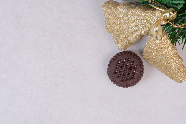 节日两个圣诞金饰 白色表面有饼干物品物品欢乐