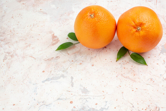 多汁顶视图新鲜的橙子在明亮的孤立表面与复制的地方视野果汁明亮