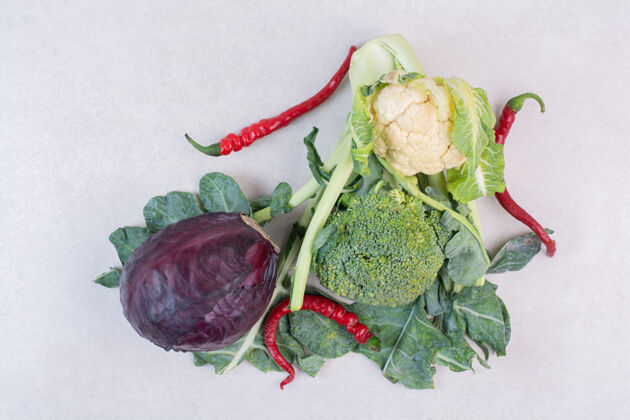 西兰花白色表面上的卷心菜 花椰菜和绿色蔬菜天然叶花椰菜
