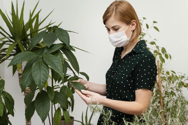 装饰戴着医用面罩的中枪女人室内花园植物