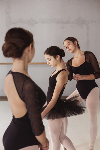 表演芭蕾舞演员穿着芭蕾舞裙和紧身连衣裤一起准备表演专业裙子芭蕾舞