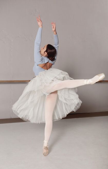 经典芭蕾舞演员穿着芭蕾舞裙练习芭蕾舞女子艺术芭蕾舞