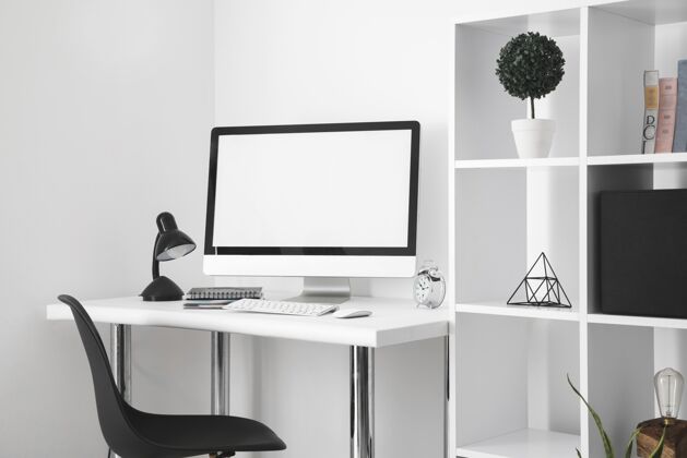 工作带电脑屏幕和办公椅的办公桌总部工作空间办公室