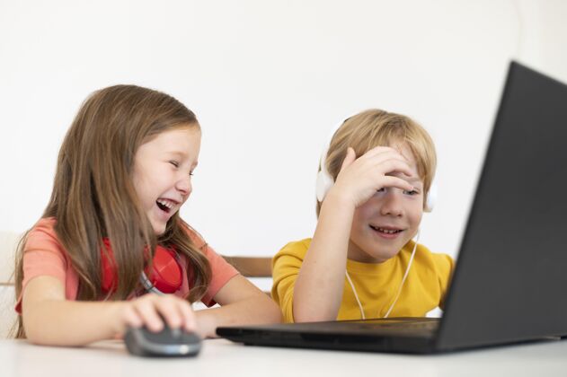 科技小孩子一起使用笔记本电脑爱好孩子青年
