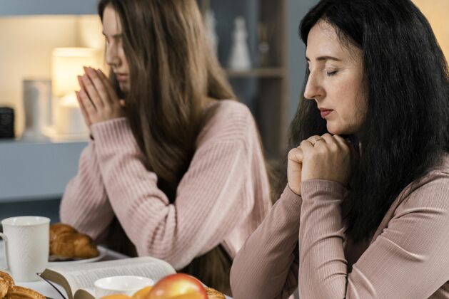 祈祷妇女在晚餐前祈祷的侧视图灵性神学信仰