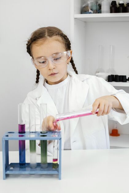 科学可爱的年轻女孩科学家在做实验化学试管孩子