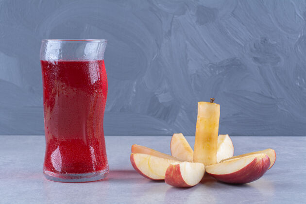 水果在大理石桌上 在一杯樱桃汁旁边把苹果整片切成薄片苹果樱桃美味