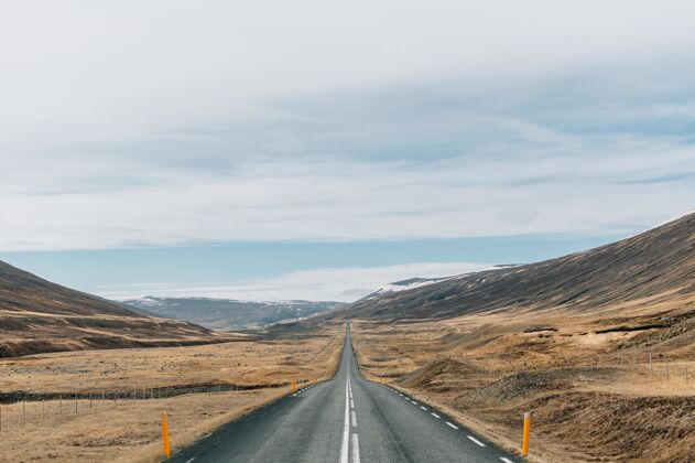 交通美丽的风景在著名的环道在中部山区风景在冰岛车辆河流自然