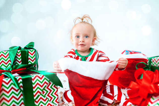 舒适可爱的女婴1岁戴圣诞帽摆圣诞装饰品树惊喜年轻
