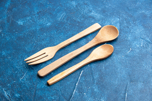 钢仰视木叉勺刀蓝色表面自由空间叉子刀餐具