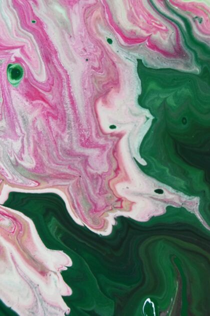 艺术垂直拍摄的绿色粉红色和白色抽象图案与油漆在水中复古绘画旧