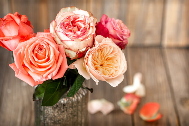 春天一束新鲜的玫瑰在一个玻璃花瓶特写构图节日玫瑰