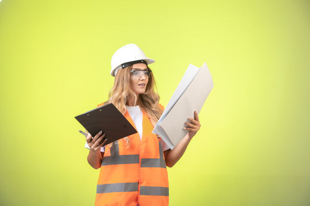 负责女工程师在头盔和装备持有项目计划和报告清单设备老板面试