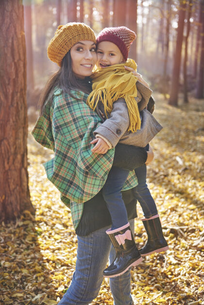 冒险可爱的妈妈和女儿一起度过一天户外结合树叶