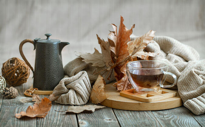 饮料秋天的构图用一杯茶装饰家居的细节家杯子茶壶