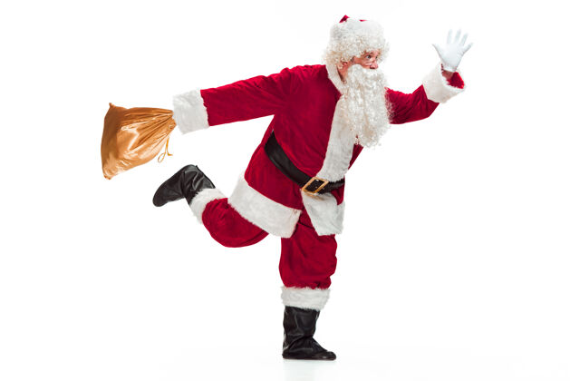庆祝一个穿着圣诞老人服装 留着奢华的白胡子 戴着圣诞老人的帽子 穿着红色服装的男人的肖像——在白色的长裙上奔跑 与世隔绝男性红夏娃