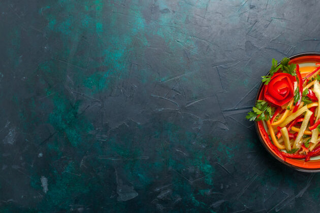 食物顶视图切片甜椒不同颜色的沙拉在黑暗的背景板内水热的维生素