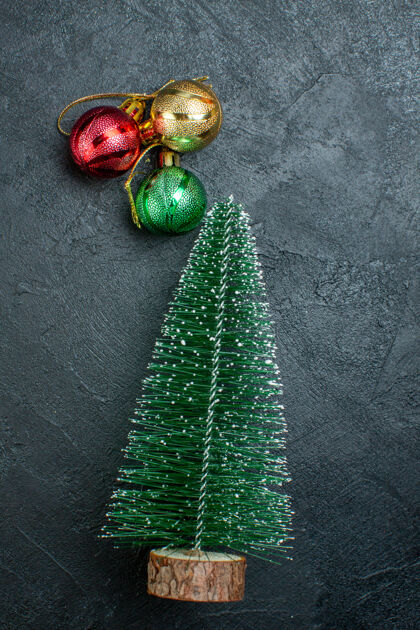 书签黑色背景左侧圣诞树和装饰配件的垂直视图左侧颜色季节