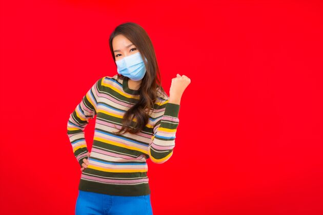 药品肖像美丽的亚洲年轻女子戴着面具保护covid19流行流感健康
