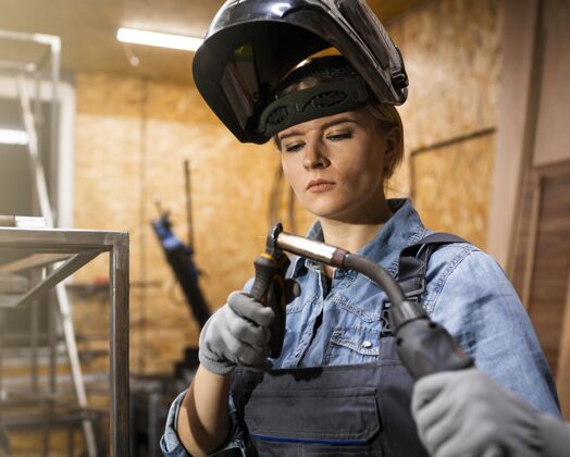 技能带焊接工具的女人的前视图职业职业妇女