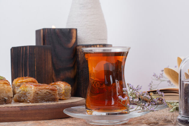 甜点在大理石桌上放上一杯茶和传统的各种烤箱茶杯子糖