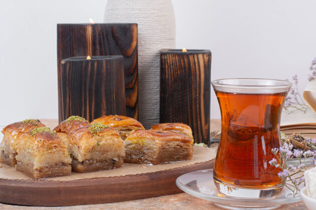 饮料在大理石桌上放上一杯茶和传统的各种烤箱红茶文化甜点